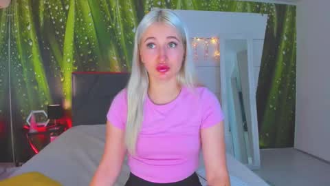 Snapshot of hollytaillor chatting on October 2025 05:27:01 AM HollyTaillor online show from October 2025 05:27:01 AM