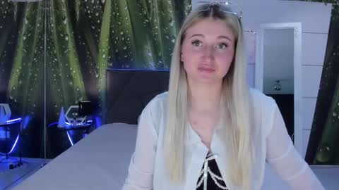 HollyTaillor online show from May 2026 12:15:01 PM