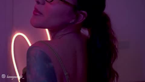 honeeeey_ online show from September 2025 12:14:01 AM