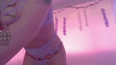 honeeeey_ online show from July 2026 10:34:01 PM