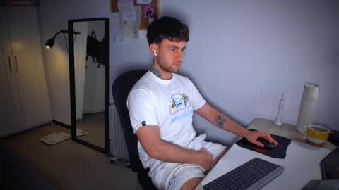 Snapshot of honestandrew chatting on February 2026 08:24:01 PM Andrew online show from February 2026 08:24:01 PM