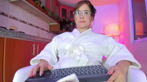 Snapshot of honey_fox01 chatting on January 2025 07:21:01 AM HONEY online show from January 2025 07:21:01 AM