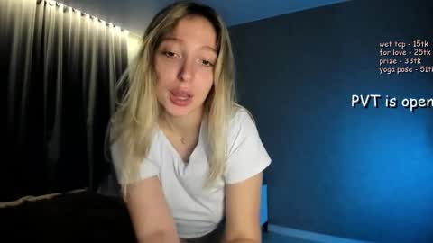 Snapshot of honey_honey_honey chatting on October 2025 08:51:02 PM Honey and Misa online show from October 2025 08:51:02 PM