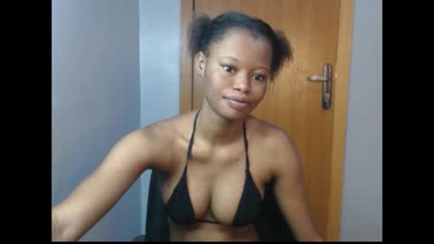 Snapshot of honey_juicydoll chatting on October 2025 07:20:02 AM Sonia online show from October 2025 07:20:02 AM