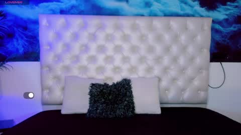 honey_moontsts online show from May 2026 12:01:01 PM