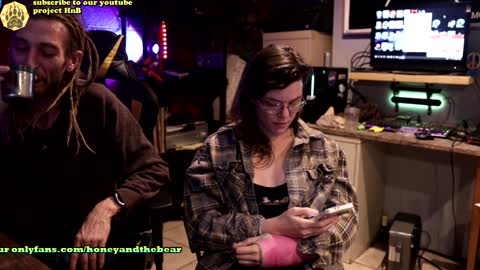 Snapshot of honeyand_thebear chatting on December 2024 04:07:02 AM Honey and Bear online show from December 2024 04:07:02 AM