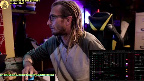 Snapshot of honeyand_thebear chatting on December 2024 01:32:02 PM Honey and Bear online show from December 2024 01:32:02 PM