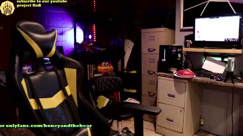 Snapshot of honeyand_thebear chatting on December 2024 04:30:02 AM Honey and Bear online show from December 2024 04:30:02 AM