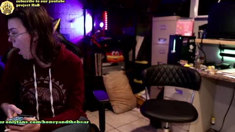 Snapshot of honeyand_thebear chatting on December 2024 03:36:02 AM Honey and Bear online show from December 2024 03:36:02 AM