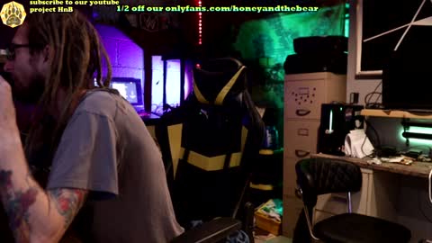 Snapshot of honeyand_thebear chatting on January 2025 02:53:02 AM Honey and Bear online show from January 2025 02:53:02 AM
