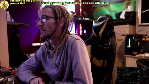 Snapshot of honeyand_thebear chatting on January 2025 04:08:02 PM Honey and Bear online show from January 2025 04:08:02 PM