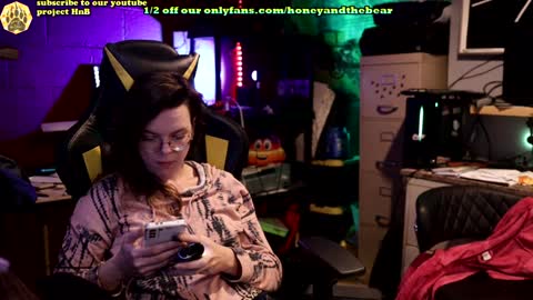 Snapshot of honeyand_thebear chatting on February 2025 03:22:01 AM Honey and Bear online show from February 2025 03:22:01 AM