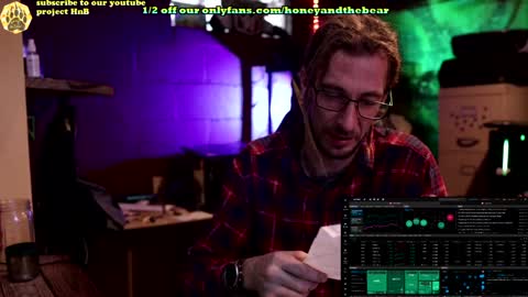 Snapshot of honeyand_thebear chatting on February 2025 12:49:01 PM Honey and Bear online show from February 2025 12:49:01 PM