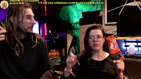 Snapshot of honeyand_thebear chatting on February 2025 03:39:02 AM Honey and Bear online show from February 2025 03:39:02 AM