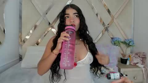 honeyht online show from May 2026 12:35:01 PM