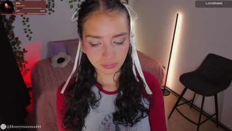 Snapshot of honeymoontea chatting on January 2025 04:16:02 AM online show from January 2025 04:16:02 AM