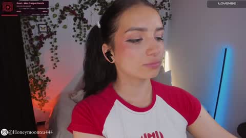 Snapshot of honeymoontea chatting on February 2025 09:52:01 PM online show from February 2025 09:52:01 PM