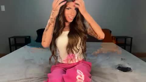 Snapshot of honeyvelourts chatting on April 2026 10:25:02 PM HoneyVelourTS online show from April 2026 10:25:02 PM