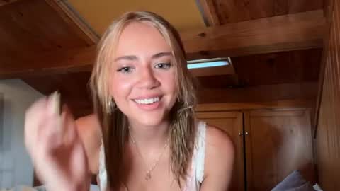 Snapshot of honeyyy95 chatting on July 2026 05:24:01 AM Honey online show from July 2026 05:24:01 AM