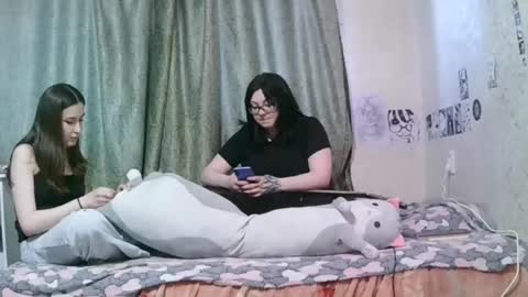 Rose and Poly online show from April 2026 01:53:02 PM