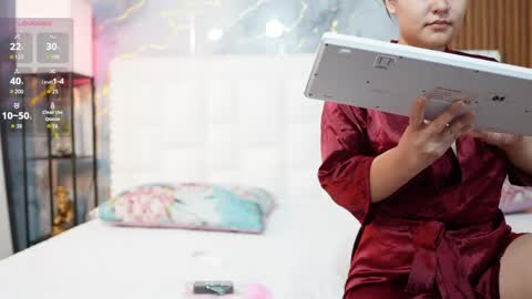 Khloe  online show from May 2026 11:39:02 AM
