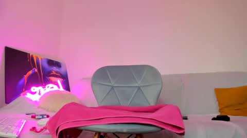 Snapshot of hornyemma_ chatting on December 2024 09:17:01 AM Emma online show from December 2024 09:17:01 AM