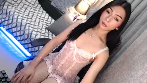 Snapshot of hottmolly100403 chatting on March 2026 05:22:01 AM SCARLET online show from March 2026 05:22:01 AM