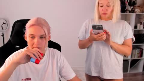 Nessie and Jessie online show from September 2025 11:23:02 AM