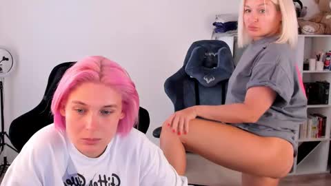 Nessie and Jessie online show from September 2025 10:27:01 AM