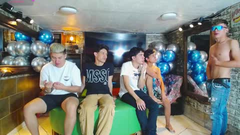 Snapshot of howents chatting on December 2024 12:33:01 AM HOWENTS online show from December 2024 12:33:01 AM