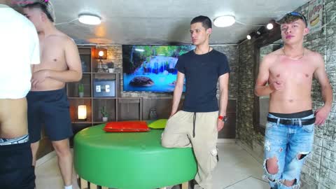 Snapshot of howents chatting on December 2024 01:04:02 AM HOWENTS online show from December 2024 01:04:02 AM