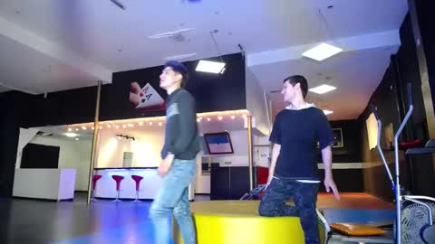 Snapshot of howents chatting on January 2025 12:01:01 AM HOWENTS online show from January 2025 12:01:01 AM