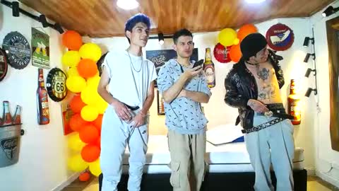 Snapshot of howents chatting on February 2025 02:45:01 AM HOWENTS online show from February 2025 02:45:01 AM