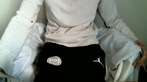 Snapshot of hug_me chatting on February 2026 12:30:02 PM Keanu online show from February 2026 12:30:02 PM