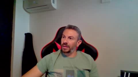 Snapshot of huge__cumshot chatting on September 2025 09:20:01 AM huge__cumshot online show from September 2025 09:20:01 AM