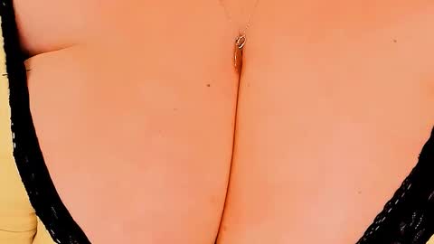 Snapshot of huge_booobs chatting on November 2025 08:02:02 PM milli online show from November 2025 08:02:02 PM