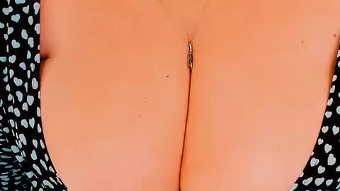 Snapshot of huge_booobs chatting on November 2025 06:42:02 PM milli online show from November 2025 06:42:02 PM