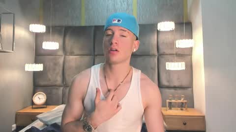 hunterheat_ online show from November 2025 11:44:01 AM