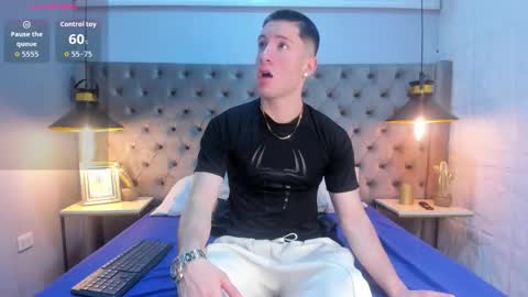 hunterheat_ online show from December 2025 12:43:02 PM