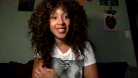 Snapshot of hunyybunz chatting on December 2024 01:47:02 AM Goddess Hunyy online show from December 2024 01:47:02 AM