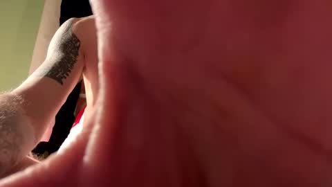 Snapshot of hutchy32 chatting on December 2025 09:33:01 PM J online show from December 2025 09:33:01 PM