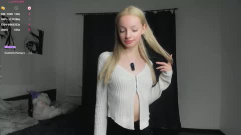 Snapshot of hypno_eyes_babe chatting on December 2025 03:20:01 PM Kate online show from December 2025 03:20:01 PM