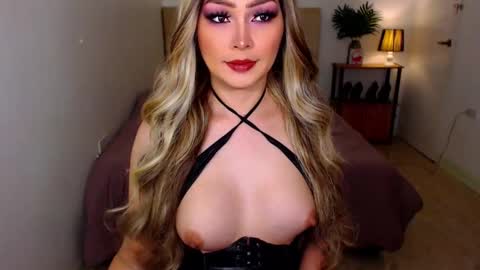 Snapshot of i_luv_2_fuck_you chatting on December 2025 03:58:02 AM QUEEN SUSSIE BROWN online show from December 2025 03:58:02 AM