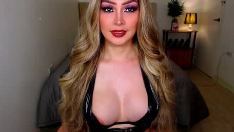 Snapshot of i_luv_2_fuck_you chatting on January 2026 10:53:02 AM QUEEN SUSSIE BROWN online show from January 2026 10:53:02 AM