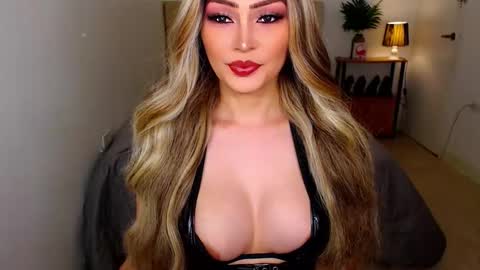 QUEEN SUSSIE BROWN online show from March 2026 07:36:01 AM