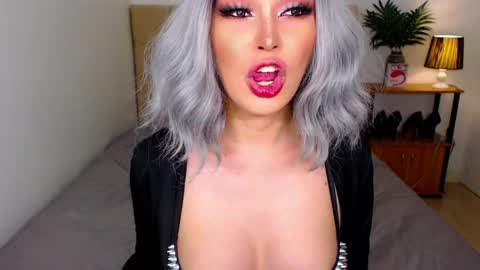 QUEEN SUSSIE BROWN online show from June 2026 03:52:02 AM
