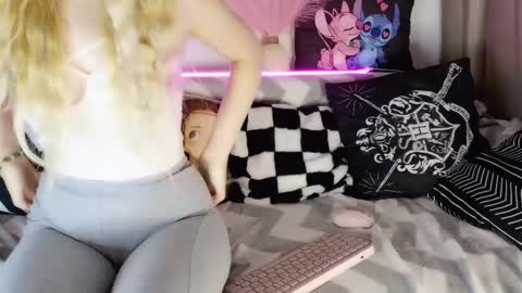 nicollee online show from February 2025 08:03:02 PM