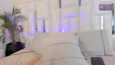 Snapshot of im_nika_ chatting on November 2025 01:43:01 PM Nika online show from November 2025 01:43:01 PM