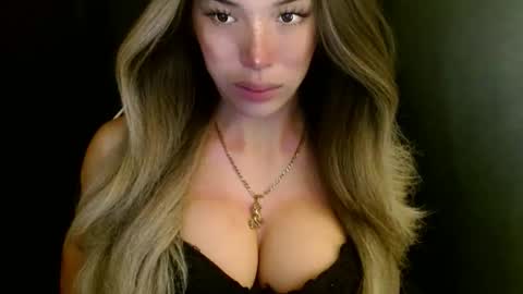 Queen Gwen online show from October 2025 12:04:01 AM