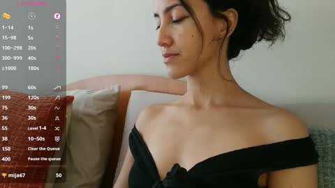 Laroa online show from November 2025 07:01:02 PM